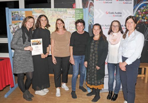 Das stolze Team des Sozialsprengels Hard mit Leiterin Cornelia Reibnegger (3. v. l.) und Gemeinderätin Elfriede Bastiani (2. v. r.).  ajk/3