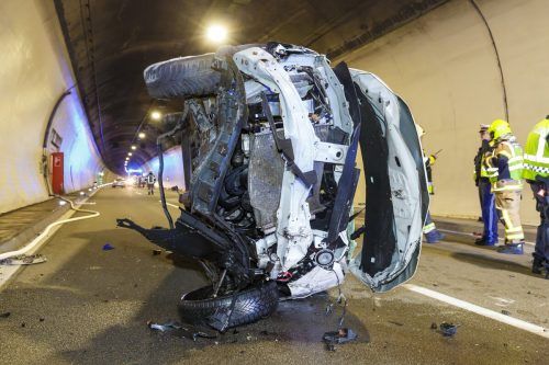 Das Wrack des Dacias lässt erahnen, wie heftig der Unfall war. Für den Fahrer kam jede Hilfe zu spät.  Hofmeister