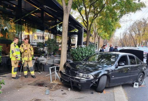 Der 22-jähriger Fahrer fuhr mit seinem schwarzen BMW in die Metallumrahmung eines Alleebaums und touchierte dabei auch einen kleinen Teil des Gastgartens. APA