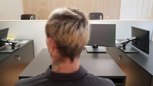Der 25-jährige Beschuldigte bestreitet vor Gericht, gegen seine Freundin fortgesetzte Gewalt ausgeübt zu haben.  symbol/HARTINGER