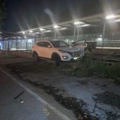 Lenker stellt SUV aufs Gleis und haut ab