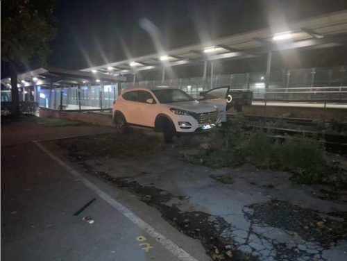 Der Autofahrer fuhr aus unerfindlichen Gründen auf den rund 40 Zentimeter erhöhten Gleisbereich auf. Der SUV wurde schwer beschädigt.  Polizei