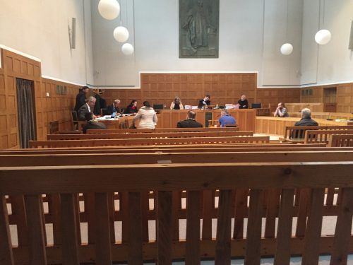Der Ex-Polizist und zwei Betreiber von Glücksspiellokalen müssen sich seit September vor Gericht verantworten.
