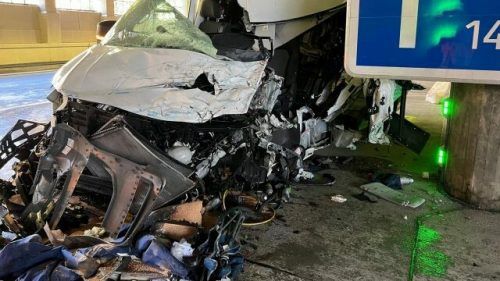 Der Lieferwagen wurde bei der Kollision mit dem Lkw total beschädigt. hofmeister