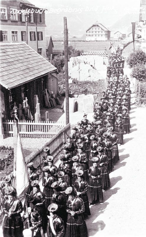 Der riesige Trauerzug für den 1929 verstorbenen Vizekanzler Jodok Fink führte am Andelsbucher Steinmetzbetrieb von Johann Peter Nußbaumer vorbei.