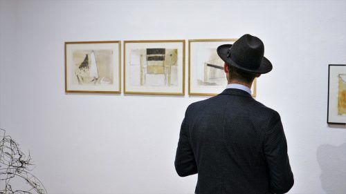 Die Ausstellung zeigt eine Fülle aktueller zeichnerischer Positionen von 15 nationalen und internationalen Künstlerinnen. Tay