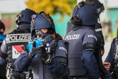 Die Beamten bereiten sich kurz auf das Eindringen in das Gebäude vor.