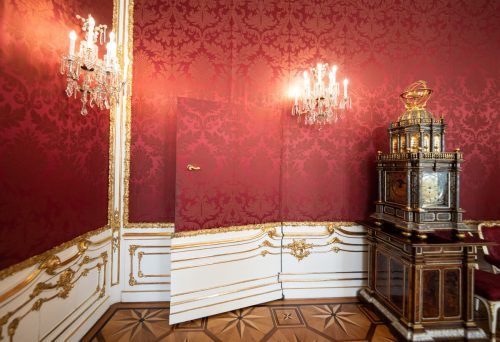 Die berühmte Tapetentür führt zum Arbeitszimmer des Staatsoberhauptes in der Hofburg. APA/Hochmuth
