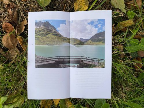 Die Broschüre passt dank ihres handlichen Formats perfekt in jeden Wanderrucksack.  kunsthaus bregenz