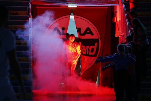 Die Einlaufzeremonie muss bei den Europacupspielen von der Hallenmitte in die Ecken seitlich der Haupttribüne verlegt werden. Alexandra Köss