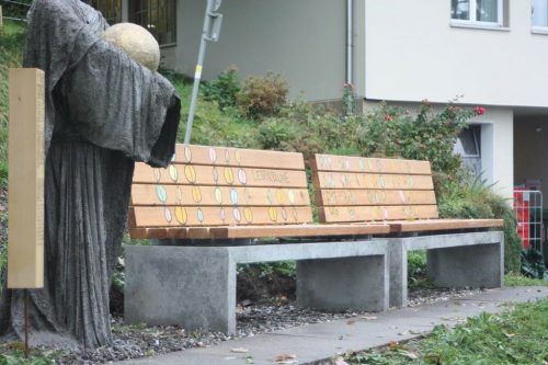 Die neuen Bänke erzählen Sagen und Geschichten aus Viktorsberg.