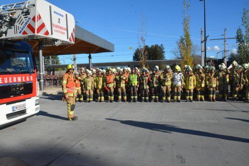 Die Feuerwehrmänner und -frauen legten sich, wie die Kollegen vom Roten Kreuz, mächtig ins Zeug. bvs (5)