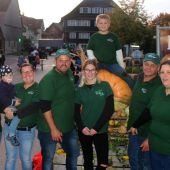 Eine Familie begeistert mit Kürbis und Kartoffeln