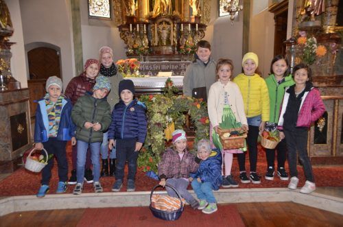 Die Kinder haben für die Messfeier Erntedankkörbe vorbereitet. DOB
