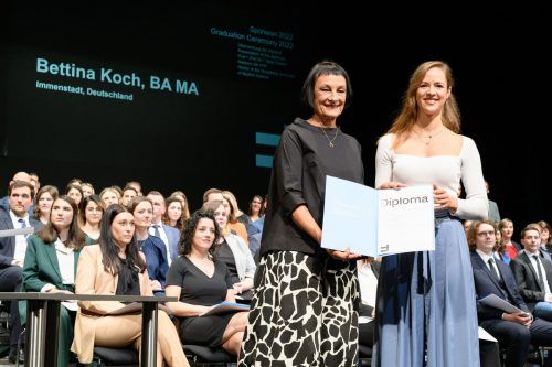 Die Rektorin der Fachhochschule Vorarlberg, Tanja Eiselen, überreichte allen Absolventen die Urkunde persönlich.