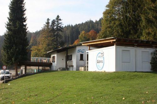 Die Sportstätte des SC Göfis ist in die Jahre gekommen. Nun sind die ersten Bagger für den Neubau aufgefahren.  VN/TK