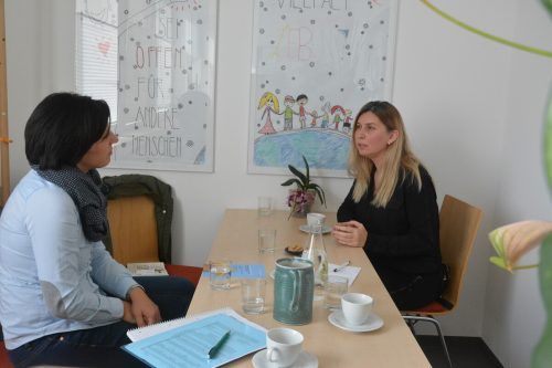 Die Ukrainerin Olena (rechts) erzählt Evi Mairer von ihrer Flucht. bvs (2)