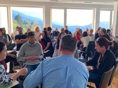 Die vom Bildungshaus Batschuns ausgerichtete Fachtagung durfte sich über reges Interesse verschiedenster Berufsgruppen, aber auch von Eltern freuen.  bhb