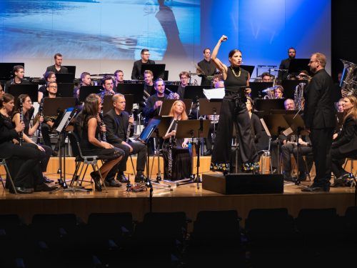 Die WINDWERK-Musiker:innen bieten einen sinnigen Konzertgenuss unter der Leitung von Thomas Ludescher und der Moderation von Mona Kospach. Windwerk