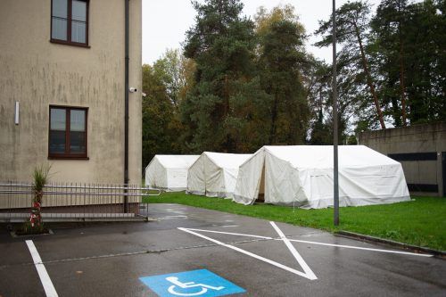 Auf dem Gelände der Polizeischule in Feldkirch stehen seit Ende Oktober drei Zelte. Bis heute sind sie ungenutzt. Rhomberg