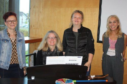 Direktorin Angelika Lutz-Marte, Schauspielerin Simone Maringer, die Kulturbeauftragte der Mittelschule Eva Maria Schuler und Schauspielerin Sabine Fuchs.