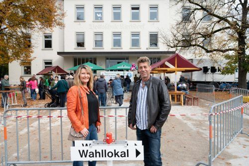Durch die „Bannmeile“ an der Kilbi vorbei zum Wahllokal: Das blieb auch pro S 18-Aktivistin Karina Lechtaler mit Gatten Wolfgang nicht erspart.