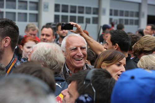 Ein Bild mit Seltenheitswert: Dietrich Mateschitz beim Bad in der Menge. Der reichste Österreicher zeigte sich nur selten in der Öffentlichkeit. Manfred Noger