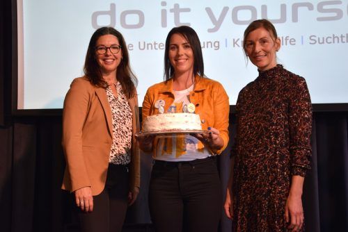 Ein Geburtstagskuchen fürs „do it yourself“: Die beiden Stadträtinnen Andrea Mallitsch (l.) und Catherine Muther nahmen Obfrau Karin Pfister in die Mitte. 