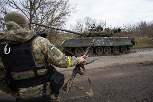 Ein Soldat betrachtet einen zerstörten Panzer in der Region Charkiw.