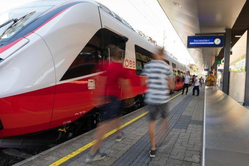 Eine verbesserte Schieneninfrastruktur würde den öffentlichen Personennahverkehr attraktiver machen.  VN/Stiplovsek