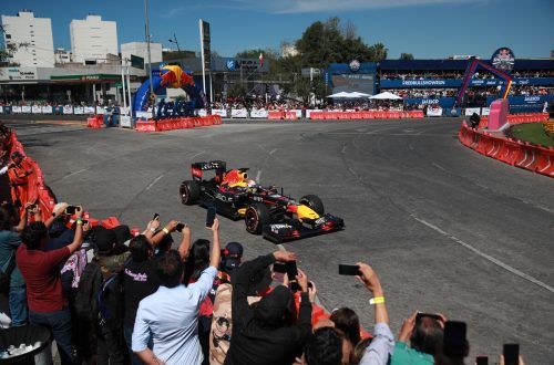 Einstimmung auf den Mexiko-Grand:Prix: Sergio Perez präsentiert in seinen Red-Bull-Boiden. reuters