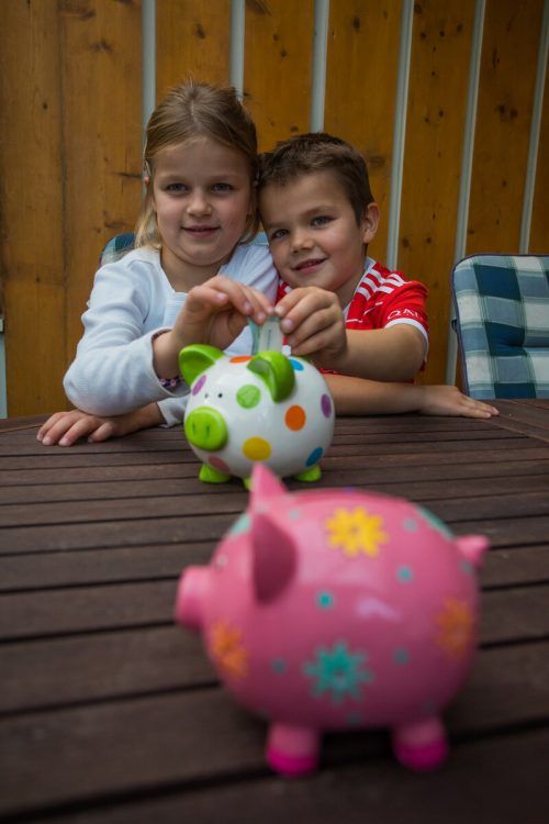 Elina und Ben aus Dornbirn haben fleißig gespart und werden heute am Weltspartag ihre Sparschweine leeren. vn/Steurer