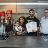 Glückliche Gewinnerfamilie