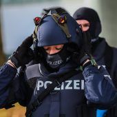 Einsatzeinheit der Polizei übt in Kaserne das Vorgehen bei Amokläufen an Schulen. »A7