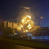 Russen bombardieren weiter. Kampfjet stürzt auf Haus. »D7