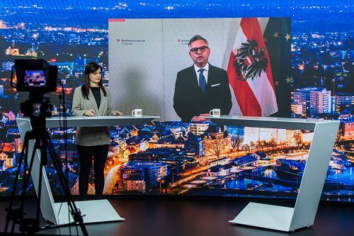 Finanzminister Magnus Brunner im Interview mit VN-Redakteurin Magdalena Raos bei Vorarlberg LIVE. Philipp Steurer
