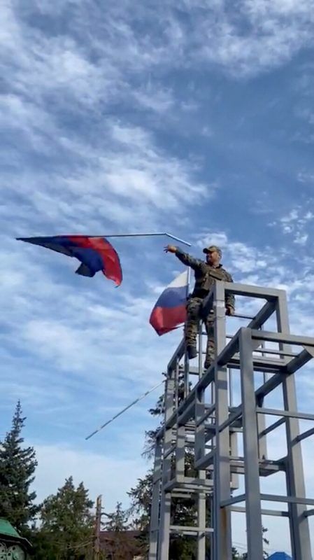 Freude bei der ukrainischen Armee: Ein Soldat entfernt die Flagge der selbsternannten Volksrepublik Donezk in der zurückeroberten Stadt Lyman. REUTERS