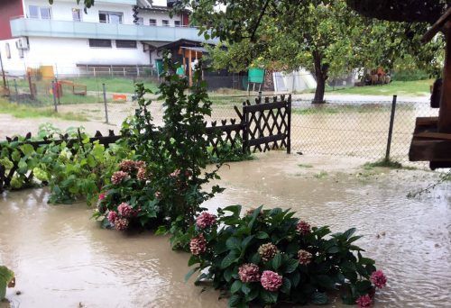Ganze Grundstücke wurden beim letzten Starkregen überflutet und die Wassermassen drangen in Häuser und Wohnungen ein.  hapf/2