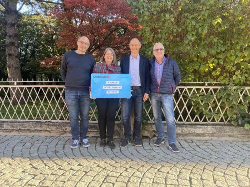 Georg Türtscher (2. v. r.) nimmt die Spende der Aktion „drive2help“ von den Organisatoren Gernot Stoitzner (l.), Beate Schuler und Hans-Peter Schuler (r.) entgegen.  vn/sms