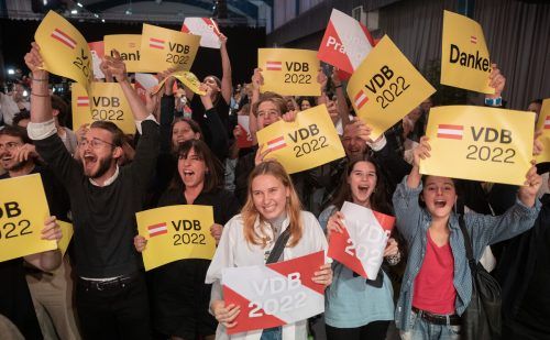 Großer Jubel nach der ersten Hochrechnung: Alexander Van der Bellen fixiert seine zweite Amtszeit.