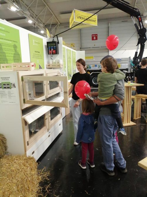 Großes Interesse hat der Musterstall für Kaninchen ausgelöst. DJW