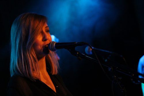 Heidi Caviecel (Gesang), Fabio Devigili (Sax), Jonathan Frick (Tasten), Florian King (Bass) und Marvin Studer (Drums) formen die Eröffnungsband.  Adrian Biatel