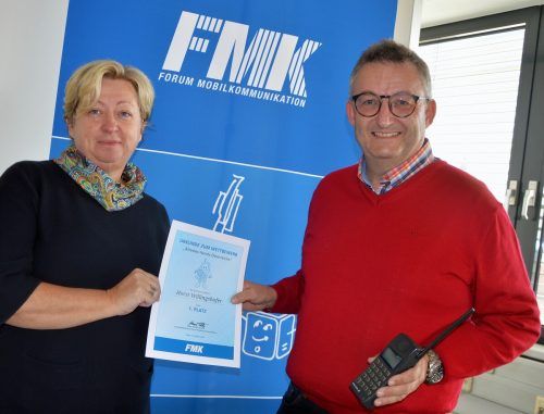 Horst Willingshofer mit seinem 29 Jahre alten Ericsson GH198, das noch immer gut funktioniert. Von FMK-Geschäftsführerin Margit Kropik gab‘s dafür eine Urkunde. FMK