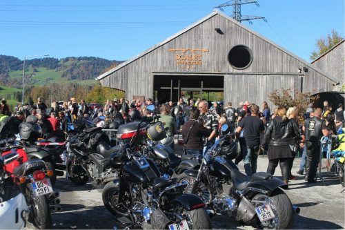 Hunderte Biker sorgten zum Saisonabschluss auf dem Gelände des Wälder Bike-Spezialisten Manfred Scalet für echte Volksfeststimmung.  stp/3