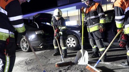 Im Einsatz waren auch mehrere Feuerwehrleute. Die Rheinstraße musste während der Aufräumarbeiten kurzfristig gesperrt werden. Shourot