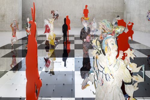 Im ersten Obergeschoss werden lebensgroße ausgeschnittene Figuren auf einem verspiegelten Schachbrett ausgestellt.  Markus Tretter/Kunsthaus Bregenz