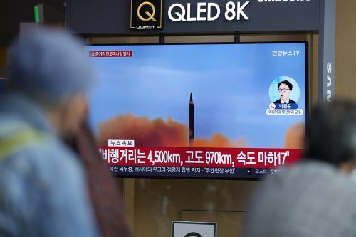 In einem Bahnhof in Seoul verfolgen Passanten einen Bericht über Raketentests.  AP