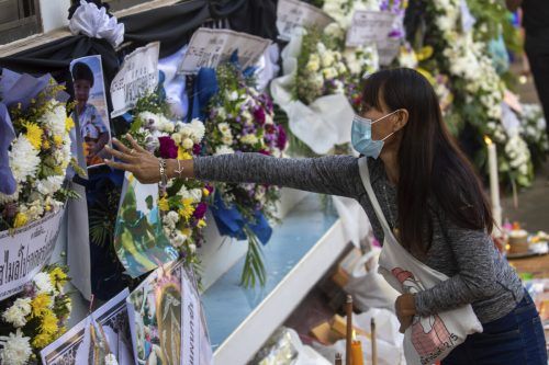 In Thailand herrscht Trauer. Nach dem Massaker in einem Kindergarten berührt eine Frau das Bild eines Opfers vor einem Tempel in Uthai Awan. AP