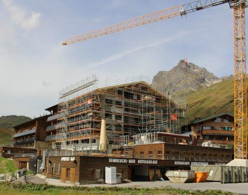 In Warth drückte das Brandunglück beim Hotel Jägeralpe auf das August-Nächtigungsergebnis. Die Behebung des Brandschadens macht gute Fortschritte.