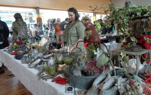 Individuelle und originelle Arbeiten an den Ständen beim Herbst-Märktle künden es an: Weihnachten ist nicht mehr allzu fern. STP/3